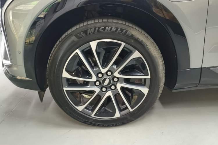 Used Cadillac OPTIQ 2024 Four-Wheel Drive Long-Range Version Left Front Wheel Hub
