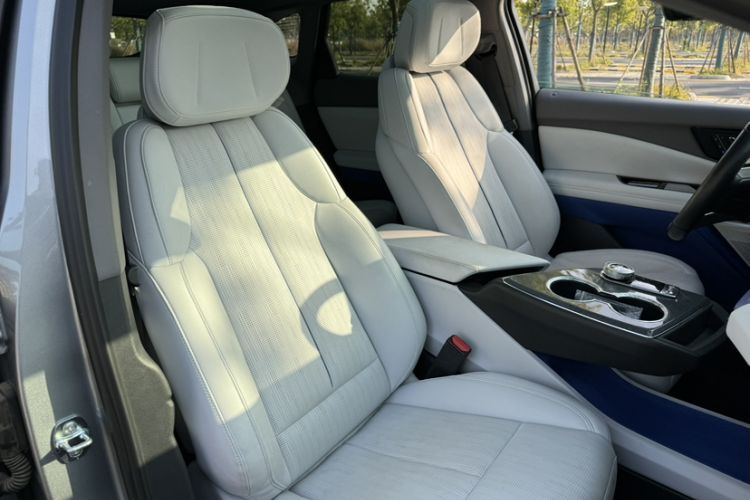 Used Cadillac OPTIQ 2024 Standard Range Version Right Front Seat