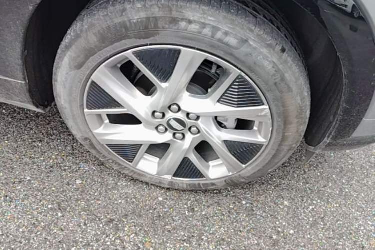 Used Cadillac OPTIQ 2024 Four-Wheel Drive Long-Range Version Right Front Wheel Hub