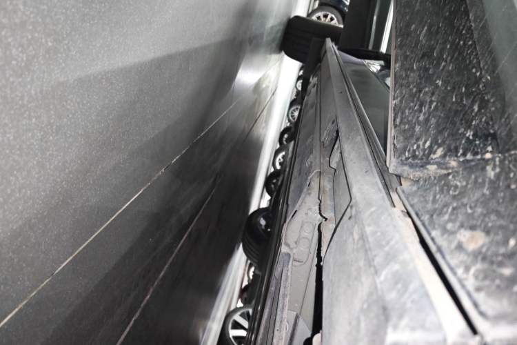 Used Cadillac OPTIQ 2024 Standard Range Version Right Side Sill