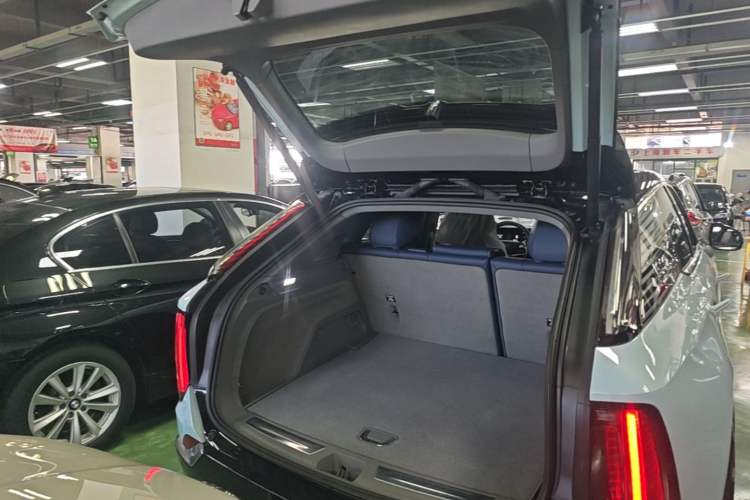 Used Cadillac OPTIQ 2024 Standard Range Version Trunk
