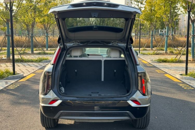 Used Cadillac OPTIQ 2024 Standard Range Version Trunk