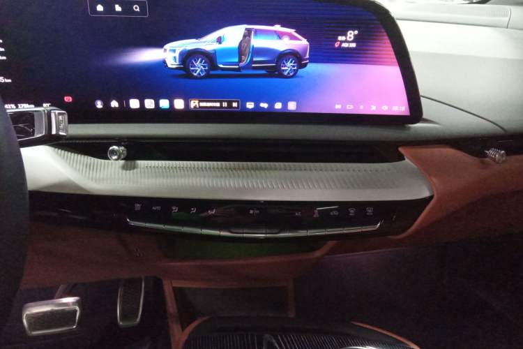 Used Cadillac OPTIQ 2024 Four-Wheel Drive Long-Range Version Audio And AC Panel