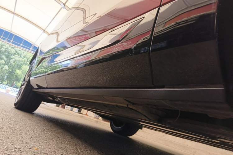 Used Cadillac OPTIQ 2024 Four-Wheel Drive Long-Range Version Right Side Sill