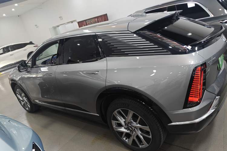 Used Cadillac OPTIQ 2024 Standard Range Version Exterior 3
