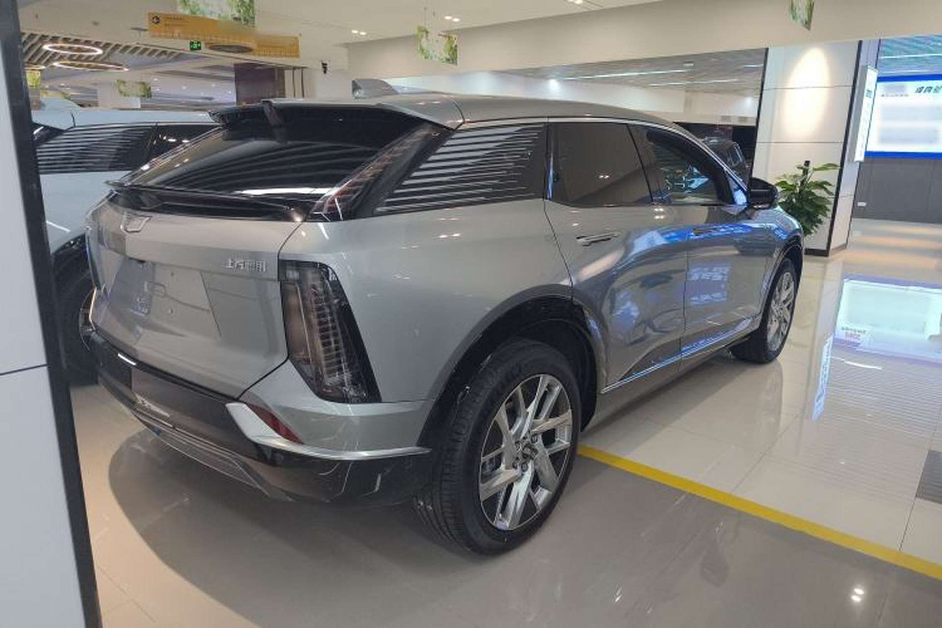 Used Cadillac OPTIQ 2024 Standard Range Version Exterior 3