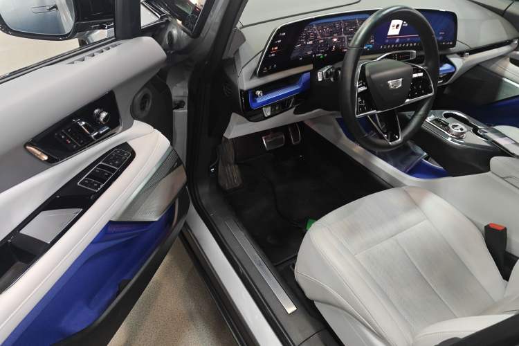 Used Cadillac OPTIQ 2024 Standard Range Version Interior 3