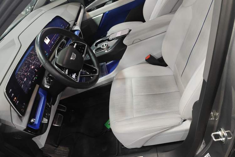 Used Cadillac OPTIQ 2024 Standard Range Version Left Front Seat