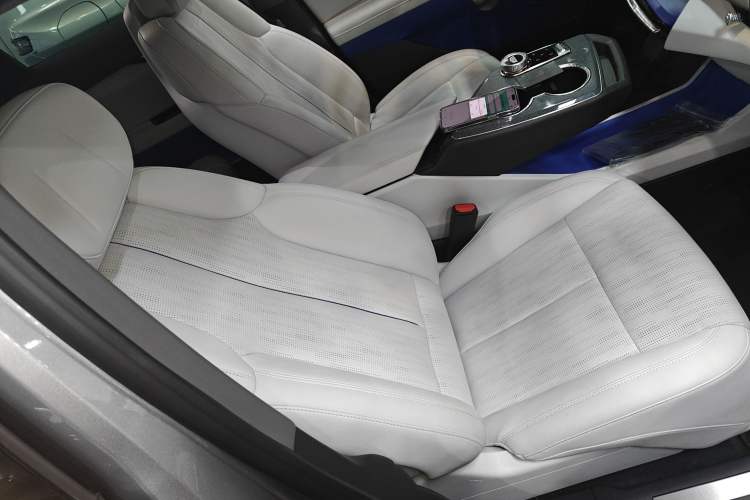 Used Cadillac OPTIQ 2024 Standard Range Version Right Front Seat
