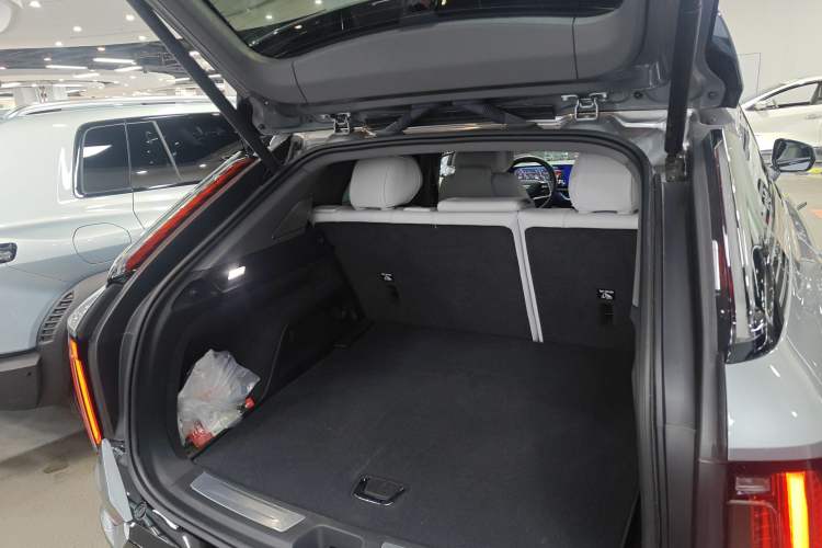Used Cadillac OPTIQ 2024 Standard Range Version Trunk