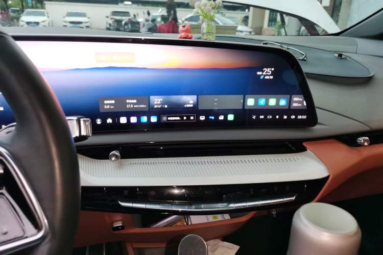 Used Cadillac OPTIQ 2024 Four-Wheel Drive Long-Range Version Audio And AC Panel