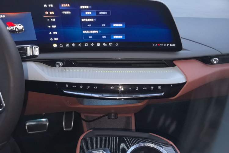 Used Cadillac OPTIQ 2024 Four-Wheel Drive Long-Range Version Audio And AC Panel