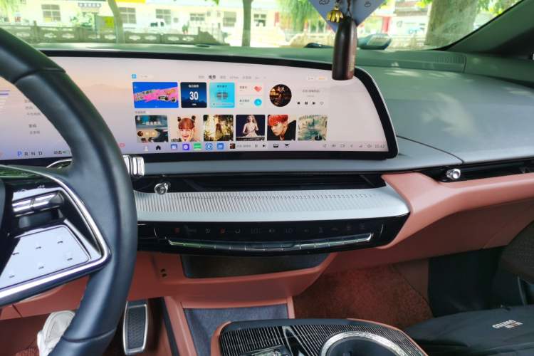 Used Cadillac OPTIQ 2024 Standard Range Version Audio And AC Panel