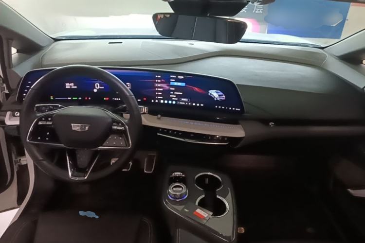 Used Cadillac OPTIQ 2024 Standard Range Version Center Console
