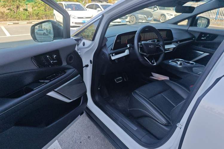 Used Cadillac OPTIQ 2024 Standard Range Version Driver Seat