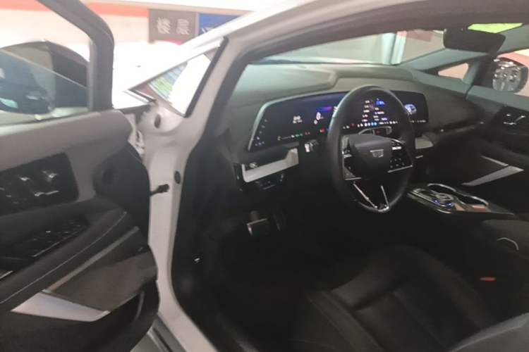 Used Cadillac OPTIQ 2024 Standard Range Version Driver Seat