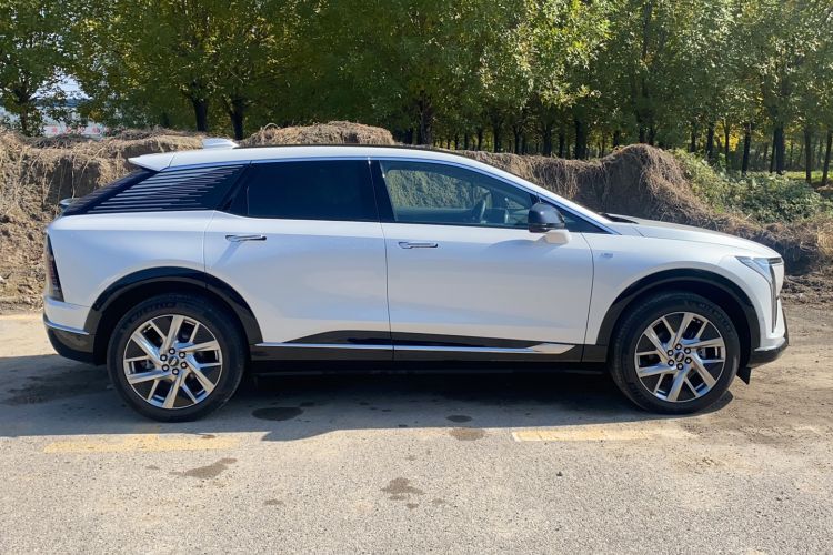 Used Cadillac OPTIQ 2024 Standard Range Version Exterior 2