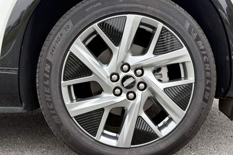 Used Cadillac OPTIQ 2024 Standard Range Version Exterior 6