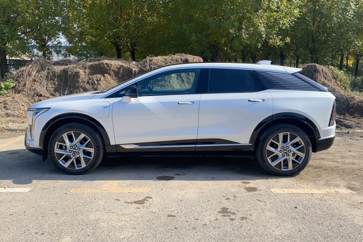 Used Cadillac OPTIQ 2024 Standard Range Version Exterior 6