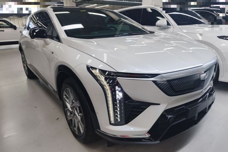 Used Cadillac OPTIQ 2024 Standard Range Version Front Right 45 Deg