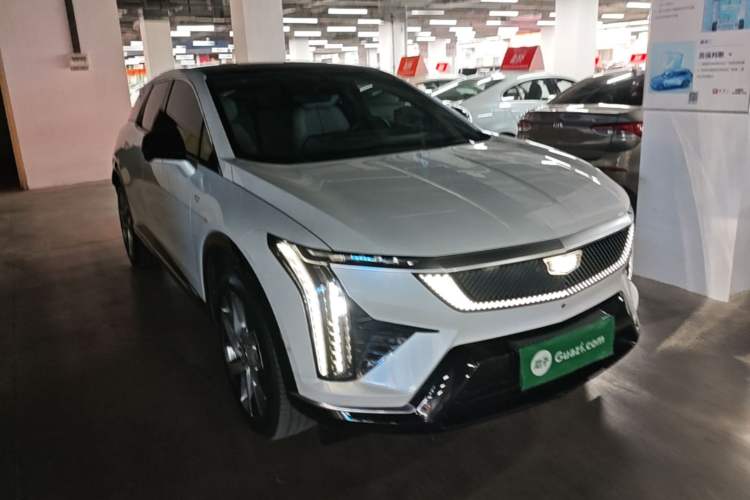 Used Cadillac OPTIQ 2024 Standard Range Version Front Right 45 Deg