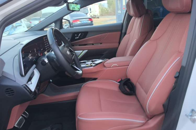 Used Cadillac OPTIQ 2024 Four-Wheel Drive Long-Range Version Left Front Seat