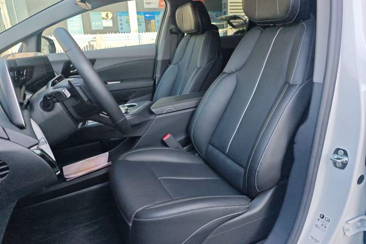 Used Cadillac OPTIQ 2024 Standard Range Version Left Front Seat