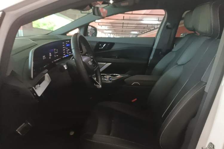 Used Cadillac OPTIQ 2024 Standard Range Version Left Front Seat