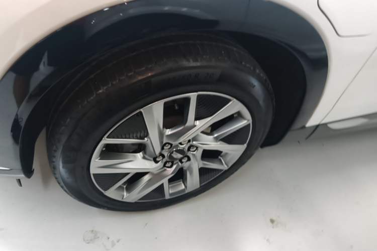 Used Cadillac OPTIQ 2024 Standard Range Version Left Front Wheel Hub