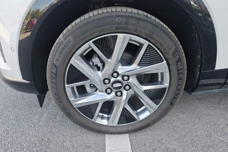 Used Cadillac OPTIQ 2024 Standard Range Version Left Front Wheel Hub