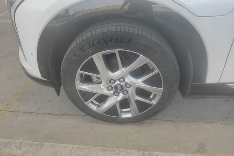 Used Cadillac OPTIQ 2024 Standard Range Version Left Front Wheel Hub
