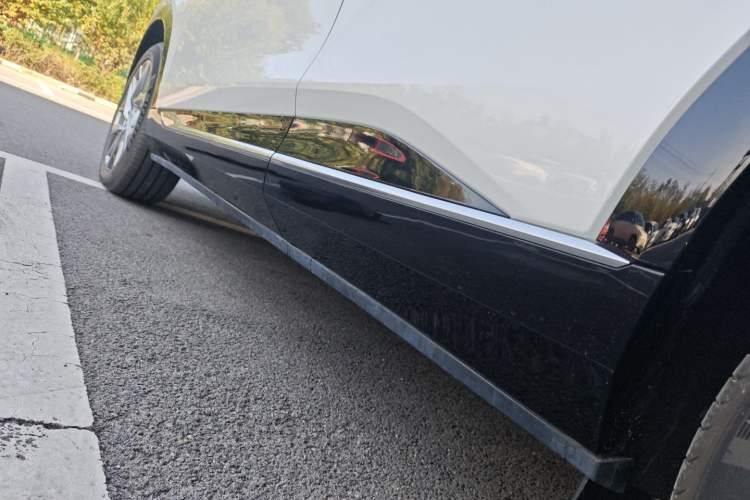 Used Cadillac OPTIQ 2024 Standard Range Version Left Side Sill