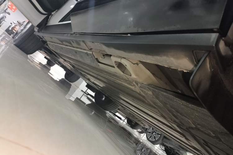 Used Cadillac OPTIQ 2024 Standard Range Version Left Side Sill