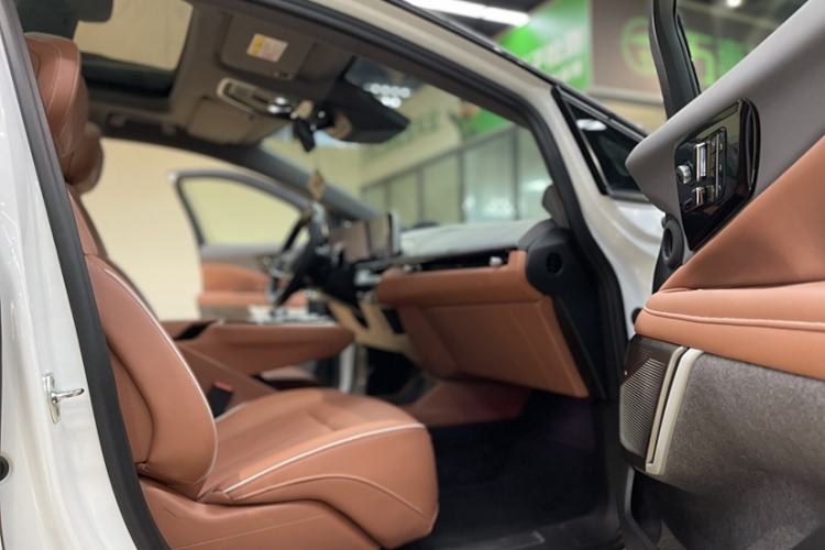 Used Cadillac OPTIQ 2024 Four-Wheel Drive Long-Range Version Right Front Seat