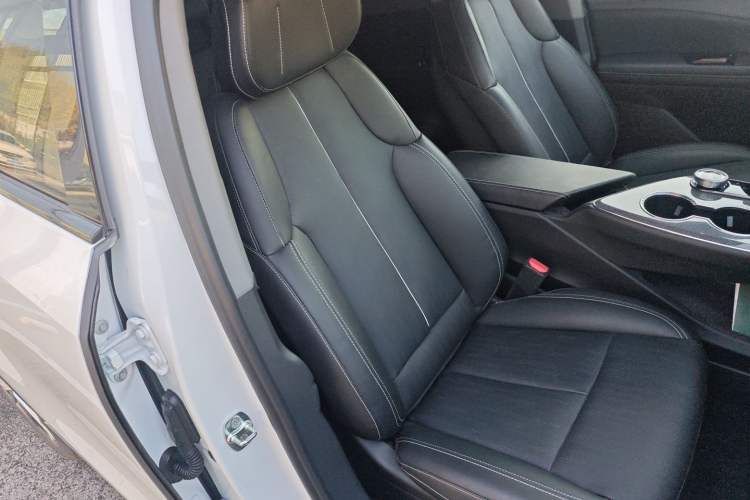 Used Cadillac OPTIQ 2024 Standard Range Version Right Front Seat