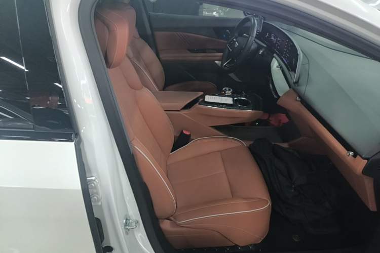 Used Cadillac OPTIQ 2024 Standard Range Version Right Front Seat