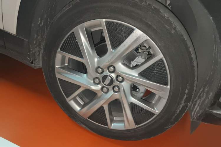 Used Cadillac OPTIQ 2024 Standard Range Version Right Front Wheel Hub