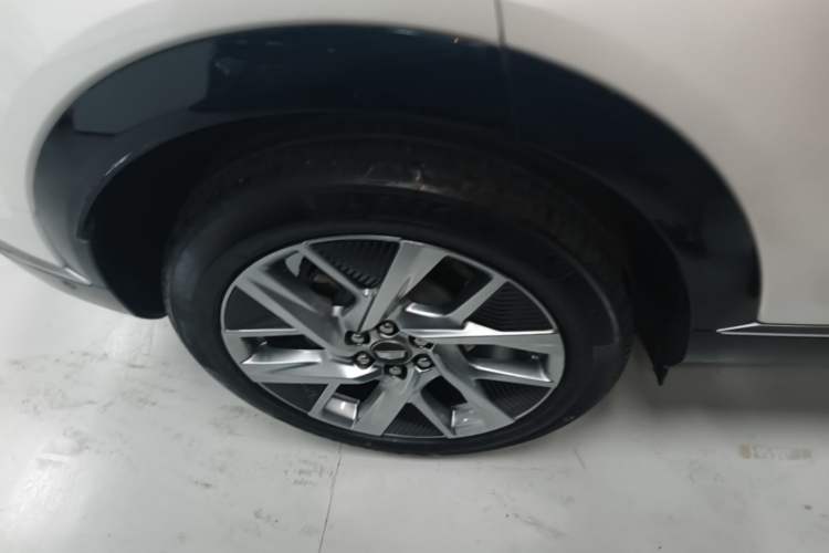 Used Cadillac OPTIQ 2024 Standard Range Version Right Rear Wheel Hub