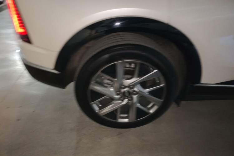 Used Cadillac OPTIQ 2024 Standard Range Version Right Rear Wheel Hub