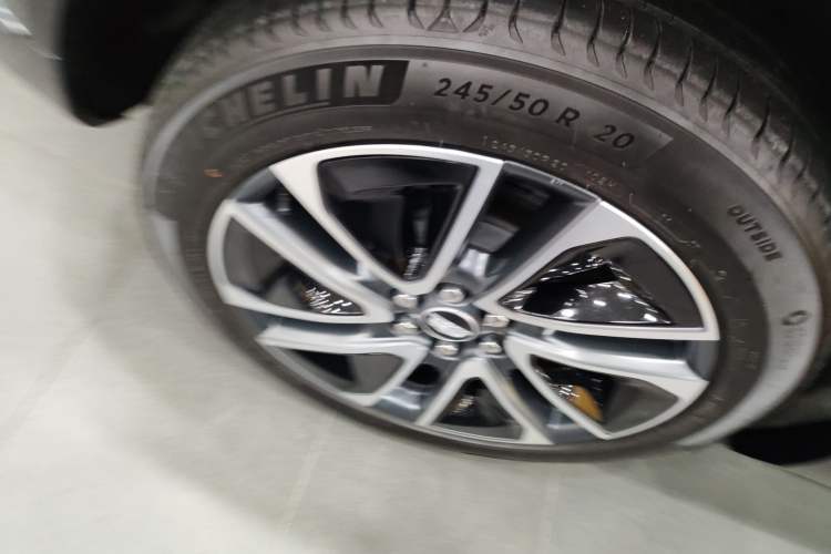 Used Cadillac OPTIQ 2024 Four-Wheel Drive Long-Range Version Right Rear Wheel Hub