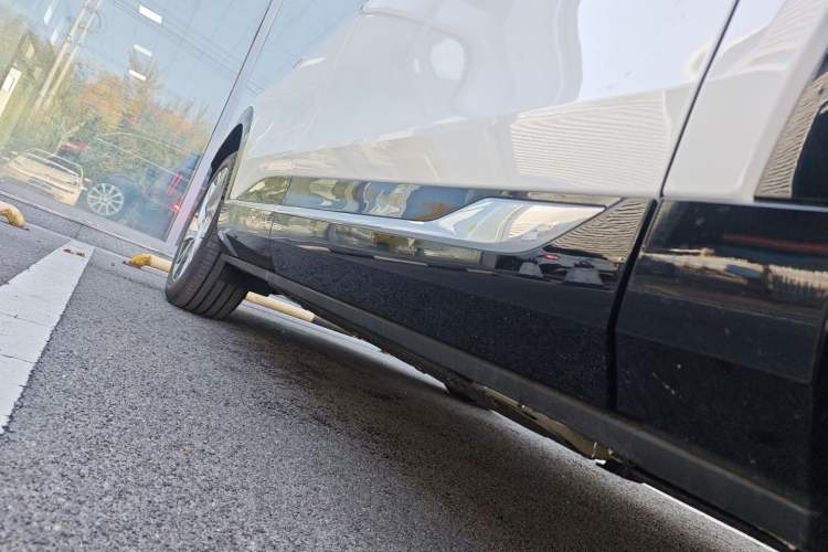 Used Cadillac OPTIQ 2024 Standard Range Version Right Side Sill