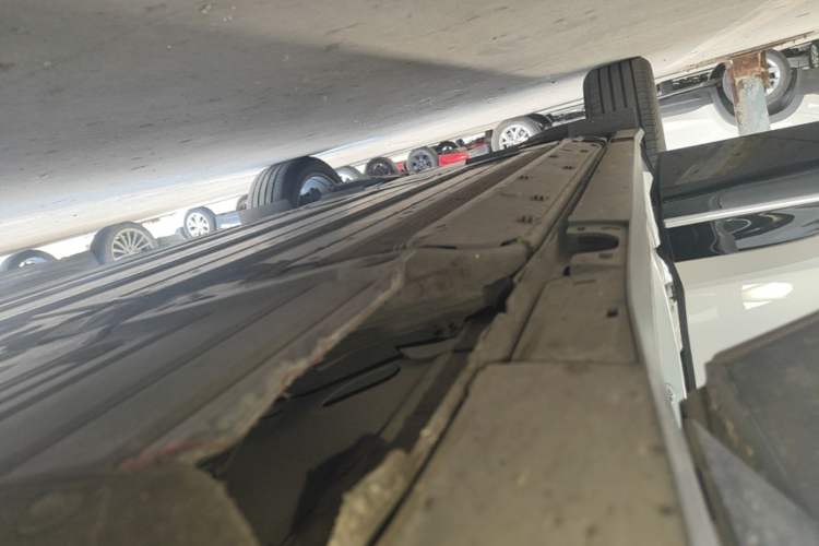 Used Cadillac OPTIQ 2024 Standard Range Version Right Side Sill