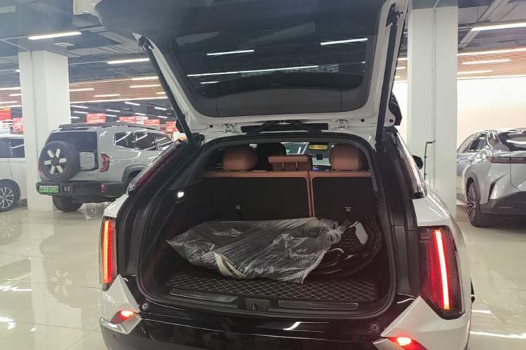 Used Cadillac OPTIQ 2024 Standard Range Version Trunk