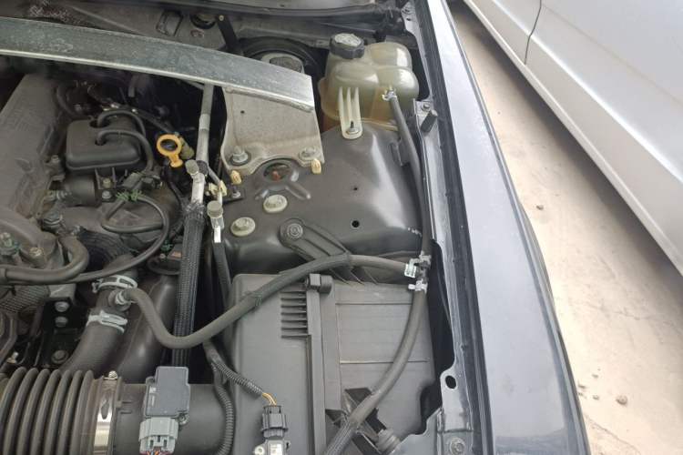 Used Cadillac SLS Seville 2011 2.0T Elite Edition Engine Bay Left
