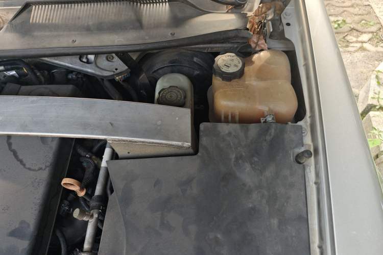 Used Cadillac SLS Seville 2011 2.0T Elite Edition Engine Bay Left