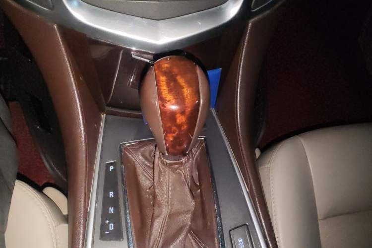 Used Cadillac SRX 2010 3.0L Luxury Edition Gear Lever