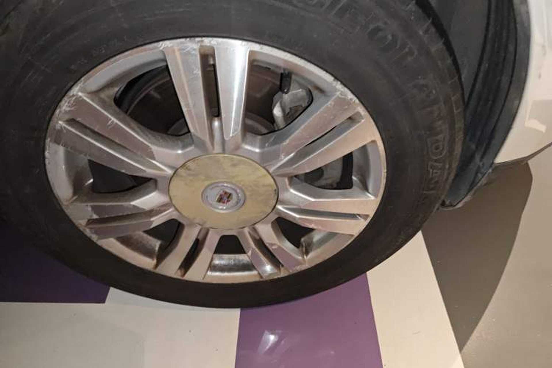 Used Cadillac SRX 2010 3.0L Flagship Edition Right Front Wheel Hub