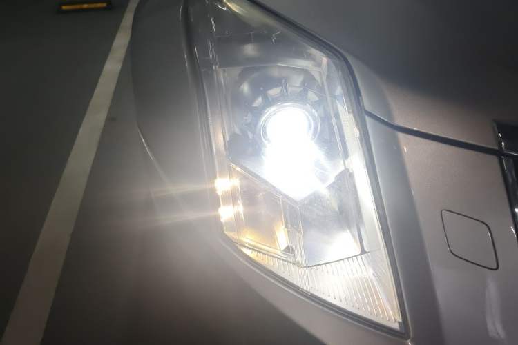 Used Cadillac SRX 2010 3.0L Flagship Edition Right Front Headlight