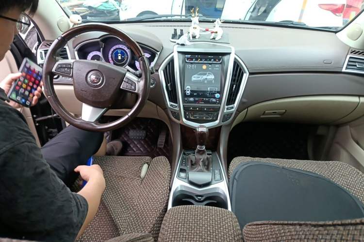 Used Cadillac SRX 2011 3.0L Luxury Model Center Console