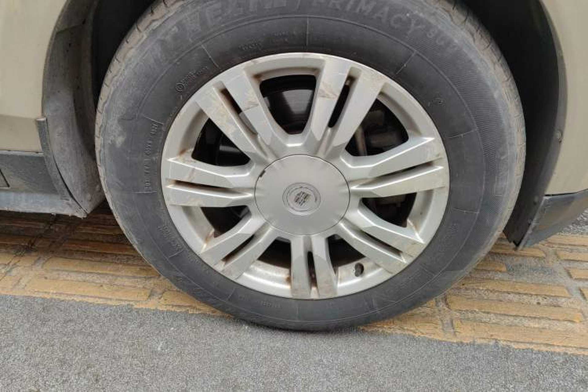 Used Cadillac SRX 2011 3.0L Flagship Edition Right Front Wheel Hub